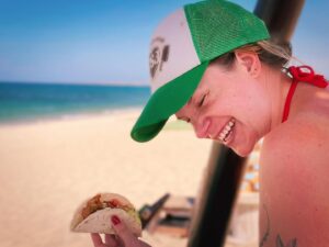 Ignacia Allamand Instagram - Cosas que me dan risa en la playa:
Mi taco.
La cantidad de habanero que le puse a mi taco.
Mi triángulo de las bermudas, o ese pedazo de piel en la espalda que no alcanzo sola con el bloqueador.
Los granitos de arena que muerdo con las muelas sin querer. 
El pelo enredado de días sin lavar estilo Jamaican me crazy.
Los perros salvavidas que revuelca la ola e insisten en ir a rescatar a sus dueños que no se están ahogando.
Los pescados mini que se acercan a ver mis pies deformes.
La gaviota que justo pero justo justo caga la toalla de alguien.
El jockey que se vuela.
La teta que se escapa.
La tanga que se cuela.
El bailecito que hace el wn que se quema las patas.
El viento que pierde la página del libro.
Los ojos rojos de sal que parecen de funeral o de corazón roto pero no son.
La sensación de agua dulce en la boca o en la cara, ojalá fría pero si no tibia igual nomás.
El pipí piolita agachadita en la orillita.
El encendedor que no prende nunca más y la cola que quema la punta de la nariz debajo de la polera carpa casita.
El quitasol asesino que ataca dando giros.
Mi reflejo en la pantalla mientras escribo lo que estás leyendo.

Cosas que me dan pena en la playa:
Echarte de menos.

Y eso que recién es lunes…
Abrazo a todos
Tomen agüita ✌🏼

Pd: las fotos con tetas siempre tienen más likes 

#queendelmuchotexto