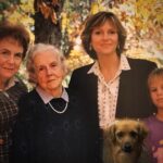 Ignacia Allamand Instagram – ¡¡Feliz día mamacitas!! 
Mujeres poderosas dadoras de vida, cuidadoras, educadoras, protectoras, guerreras… Me faltan palabras para expresar la profunda admiración que siento por todas ustedes. Por todas. 
Las que son madres.
Las que sueñan con serlo.
Las que lo están intentando y no ha sido fácil y no se rinden. 
Las que no pudieron y aún así son madres en sus sueños y en sus corazones. 
Las que sufrieron el dolor de perder un hijo y encontraron la fuerza para seguir viviendo. 
Las abuelas mamás.
Las tías mamás.
Las hermanas mamás. 
Todas sin excepción. 
Gracias.

Maternar es cuidar desde el amor, desde la capacidad de establecer vínculos afectivos, emocionales y energéticos con otro y sin haber parido me siento infinitamente afortunada por todas las mujeres que me permiten ser parte de su tribu. Porque maternar es colectivo y es maravilloso e inspirador.

Que sea un día de mucho amor para todas. 
Especialmente las mías @barbarella54 y @oliviaallamand_art ♥️♥️♥️

Aquí una foto que amo, 5 generaciones de madres excepcionales. Los envidiosos dirán que es Photoshop 😜

#diadelamadre #mothersday #amordemadre #mamá #diadelamama #queendelmuchotexto