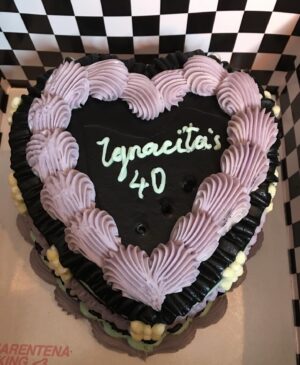 Ignacia Allamand Instagram - Que todas las celebraciones de cumpleaños terminen con los dedos y la boca llenos de torta 🥳🎂 Gracias a los que vinieron, gracias también por sus mensajes, por el cariño de siempre y la buena onda. No puedo creer que ya llevo 40 años hinchando las pelotas en este mundo y lo que me falta. Abrazo a todos. Tomen agüita. Otro día les escribo un texto largo y reflexivo y les doy la lata sobre cumplir años. Ténganme paciencia. Gracias totales. ✌🏼♥️