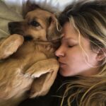 Ignacia Allamand Instagram – Feliz día amor de mi vida.
Te amo.
Te cuido.
Te respeto.
Te hago cariño.
Te alimento.
Te educo.
Te paseo.
Te llevo de vacaciones. 
Te pongo tus vacunas.
Te cepillo.
Te baño.
Te enseño.
Te doy besos. 
Te compro juguetes.
Te pido los huesos en los restaurantes.
Te llevo en mi bici.
Te contrabandeo en los Uber.
Te hago los certificados de viaje. 
Te llevo en mis pies en los aviones. 
Te subo a mi cama. 
Te lavo los dientes.
Te rasco la guata.
Te doy el agüita del atún.
Te recojo la caca.
Te llevo a la playa.
Te presento a mis amigos.
Te dejo saltar a la piscina. 
Te tiro la pelota. 
Te compro tu comida de oro.
Te doy agüita.
Te abrazo.
Te masajeo las orejas.
Te llevo a Xochimilco.
Te llevo al parque.
Te llevo a la feria.
Te llevo a la casa de mis amigas.
Te llevo donde tu abuela. 
Te llevo en el bote.
Te llevo al veterinario.
Te doy galletitas.
Te rasco la guata.
Te saco las lagañas. 
Te doy la puntita de la empanada. 
Te llevo a visitar a tus primas cuicas.
Y todo eso que hago por ti, es poco para agradecer lo que tú haces por mi con una sola mirada. 

Feliz día a todos los perritos.
Tomen agüita.
Se les quiere por acá ♥️✌🏼

#queendelmuchotexto