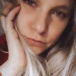 Ignacia Allamand Instagram – Me vino a ver mi amiga pena, de sorpresa. Honestamente me parece de muy mal gusto presentarse en la puerta de alguien sin avisar. Pero así es ella, insolente. Y así la quiero.
Cuando le pregunté el motivo de su visita, me dijo que no había. Que me extrañaba, que hace mucho que no venía y que tenía la intuición de que podía estar necesitándola. Verán, es experta en limpieza. Cuando viene, deja todo impecable. Riega las plantas, vacía los ceniceros, prende velas y el aire se pone liviano. Yo la verdad, no la recordaba hace rato. Pero cuando la miré por el ojo de la puerta, me di cuenta que la echaba de menos también. 
Ella es así. Tiene ese instinto. Aparece cuando todavía no sabes que la necesitas y te prepara un tecito y te rasca la espalda hasta que te duermes. 
Estuvimos hablando un poco, recordamos algunas anécdotas del pasado que nos gusta revivir una y otra vez y nos pusimos al día en los últimos acontecimientos. En realidad yo fui la única que habló, ella es mejor escuchando. Le conté sobre el dragoncito que me mordió las yemas de los dedos la semana pasada, y sobre la enredadera que empezó a crecer sola en la cortina del baño. Le hablé de amor y de pizzas margarita y del dolor grado 9 que tengo en la amígdala izquierda hace dos días. Hasta le conté completa la película de terror que ella no se atreve a ver y que yo me repetí 5 veces en la Cineteca. Reímos. Lloramos. Nos abrazamos. Tomamos agüita. Y nos despedimos. 

Me dio las gracias antes de alejarse por la calle. 
Dijo que siempre siente que las personas no la quieren. Que no es bienvenida en ninguna parte. Que cuando las visita se ponen a hacer otras cosas o simplemente la ignoran. Y que conmigo se siente bien, porque la miro a los ojos.
Y que eso es lindo.
Mirar a los ojos es lindo.
Mientras caminaba por el pasillo hacia mi cama, vi de reojo el calendario de los planetas que cuelga en el muro de la cocina.
20 de Julio. 
Risa.
En 3 días me llega la regla. 
La cabrona siempre viene cuando llueve. 

#queendelmuchotexto