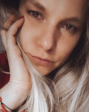 Ignacia Allamand Instagram - Me vino a ver mi amiga pena, de sorpresa. Honestamente me parece de muy mal gusto presentarse en la puerta de alguien sin avisar. Pero así es ella, insolente. Y así la quiero.
Cuando le pregunté el motivo de su visita, me dijo que no había. Que me extrañaba, que hace mucho que no venía y que tenía la intuición de que podía estar necesitándola. Verán, es experta en limpieza. Cuando viene, deja todo impecable. Riega las plantas, vacía los ceniceros, prende velas y el aire se pone liviano. Yo la verdad, no la recordaba hace rato. Pero cuando la miré por el ojo de la puerta, me di cuenta que la echaba de menos también. 
Ella es así. Tiene ese instinto. Aparece cuando todavía no sabes que la necesitas y te prepara un tecito y te rasca la espalda hasta que te duermes. 
Estuvimos hablando un poco, recordamos algunas anécdotas del pasado que nos gusta revivir una y otra vez y nos pusimos al día en los últimos acontecimientos. En realidad yo fui la única que habló, ella es mejor escuchando. Le conté sobre el dragoncito que me mordió las yemas de los dedos la semana pasada, y sobre la enredadera que empezó a crecer sola en la cortina del baño. Le hablé de amor y de pizzas margarita y del dolor grado 9 que tengo en la amígdala izquierda hace dos días. Hasta le conté completa la película de terror que ella no se atreve a ver y que yo me repetí 5 veces en la Cineteca. Reímos. Lloramos. Nos abrazamos. Tomamos agüita. Y nos despedimos. 

Me dio las gracias antes de alejarse por la calle. 
Dijo que siempre siente que las personas no la quieren. Que no es bienvenida en ninguna parte. Que cuando las visita se ponen a hacer otras cosas o simplemente la ignoran. Y que conmigo se siente bien, porque la miro a los ojos.
Y que eso es lindo.
Mirar a los ojos es lindo.
Mientras caminaba por el pasillo hacia mi cama, vi de reojo el calendario de los planetas que cuelga en el muro de la cocina.
20 de Julio. 
Risa.
En 3 días me llega la regla. 
La cabrona siempre viene cuando llueve. 

#queendelmuchotexto