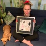 Ignacia Allamand Instagram – REMATE CERRADO!!! Muchas gracias ♥️♥️♥️♥️

¡Super mega híper remate a beneficio de @maitencilloadopta7257 !

Hola todos ¿Como están? 
Cómo les adelanté hace algunos días, con la @oliviaallamand_art queremos ayudar a @maitencilloadopta7257 que se encuentra en un momento crítico. 
La fundación se dedica a rescatar perros y cachorros en calidad de abandono y los cuida hasta encontrar un hogar definitivo, responsable, donde se les ame y se les esterilice, porque ese es el motivo principal que genera esta situación. Las personas no entienden que reproducir a sus perros es un acto de irresponsabilidad. Si tuviéramos esta conciencia, no existiría el problema. Asi de simple.
Entonces…. Para ayudar a cubrir los gastos de alimentación, vacunación, etc. 
Vamos a rematar estos dos prints firmados titulados “Conversación de perros” y “Perros y Hot dog” 
Miden 40 x 40 🐶♥️
El remate parte en $50.000 cada uno y puedes hacer tu oferta en los comentarios. ES MUY IMPORTANTE QUE DIGAS POR CUÁL DE LOS DOS ESTÁS OFERTANDO. Iremos actualizando la última oferta todo lo posible, pero ustedes pueden revisar también. Todo lo que se recaude será donado íntegramente a la fundación. Y además, se donará un 15% de toda la venta de prints de temática perruna hasta el 31 de julio. ¿Se entiende? 
Es fundamental que sigas nuestras cuentas para ofertar, y que te comprometas. 
El remate termina el domingo a las 23:59 😉
En el link de mi biografía puedes entrar a ver los otros prints de perritos que también participan, o directamente en la web www.oliviaallamand.com sección “Perros”. 
¿Que más? Solo personas de Chile, sorry por eso 🥲
Desliza para ver el detalle de los cuadros 😊
Gracias a todos.
Espero que se entusiasmen. 
Y no olviden tomar agüita ✌🏼