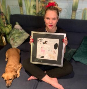 Ignacia Allamand Instagram - REMATE CERRADO!!! Muchas gracias ♥️♥️♥️♥️

¡Super mega híper remate a beneficio de @maitencilloadopta7257 !

Hola todos ¿Como están? 
Cómo les adelanté hace algunos días, con la @oliviaallamand_art queremos ayudar a @maitencilloadopta7257 que se encuentra en un momento crítico. 
La fundación se dedica a rescatar perros y cachorros en calidad de abandono y los cuida hasta encontrar un hogar definitivo, responsable, donde se les ame y se les esterilice, porque ese es el motivo principal que genera esta situación. Las personas no entienden que reproducir a sus perros es un acto de irresponsabilidad. Si tuviéramos esta conciencia, no existiría el problema. Asi de simple.
Entonces…. Para ayudar a cubrir los gastos de alimentación, vacunación, etc. 
Vamos a rematar estos dos prints firmados titulados “Conversación de perros” y “Perros y Hot dog” 
Miden 40 x 40 🐶♥️
El remate parte en $50.000 cada uno y puedes hacer tu oferta en los comentarios. ES MUY IMPORTANTE QUE DIGAS POR CUÁL DE LOS DOS ESTÁS OFERTANDO. Iremos actualizando la última oferta todo lo posible, pero ustedes pueden revisar también. Todo lo que se recaude será donado íntegramente a la fundación. Y además, se donará un 15% de toda la venta de prints de temática perruna hasta el 31 de julio. ¿Se entiende? 
Es fundamental que sigas nuestras cuentas para ofertar, y que te comprometas. 
El remate termina el domingo a las 23:59 😉
En el link de mi biografía puedes entrar a ver los otros prints de perritos que también participan, o directamente en la web www.oliviaallamand.com sección “Perros”. 
¿Que más? Solo personas de Chile, sorry por eso 🥲
Desliza para ver el detalle de los cuadros 😊
Gracias a todos.
Espero que se entusiasmen. 
Y no olviden tomar agüita ✌🏼