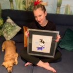 Ignacia Allamand Instagram – REMATE CERRADO!!! Muchas gracias ♥️♥️♥️♥️

¡Super mega híper remate a beneficio de @maitencilloadopta7257 !

Hola todos ¿Como están? 
Cómo les adelanté hace algunos días, con la @oliviaallamand_art queremos ayudar a @maitencilloadopta7257 que se encuentra en un momento crítico. 
La fundación se dedica a rescatar perros y cachorros en calidad de abandono y los cuida hasta encontrar un hogar definitivo, responsable, donde se les ame y se les esterilice, porque ese es el motivo principal que genera esta situación. Las personas no entienden que reproducir a sus perros es un acto de irresponsabilidad. Si tuviéramos esta conciencia, no existiría el problema. Asi de simple.
Entonces…. Para ayudar a cubrir los gastos de alimentación, vacunación, etc. 
Vamos a rematar estos dos prints firmados titulados “Conversación de perros” y “Perros y Hot dog” 
Miden 40 x 40 🐶♥️
El remate parte en $50.000 cada uno y puedes hacer tu oferta en los comentarios. ES MUY IMPORTANTE QUE DIGAS POR CUÁL DE LOS DOS ESTÁS OFERTANDO. Iremos actualizando la última oferta todo lo posible, pero ustedes pueden revisar también. Todo lo que se recaude será donado íntegramente a la fundación. Y además, se donará un 15% de toda la venta de prints de temática perruna hasta el 31 de julio. ¿Se entiende? 
Es fundamental que sigas nuestras cuentas para ofertar, y que te comprometas. 
El remate termina el domingo a las 23:59 😉
En el link de mi biografía puedes entrar a ver los otros prints de perritos que también participan, o directamente en la web www.oliviaallamand.com sección “Perros”. 
¿Que más? Solo personas de Chile, sorry por eso 🥲
Desliza para ver el detalle de los cuadros 😊
Gracias a todos.
Espero que se entusiasmen. 
Y no olviden tomar agüita ✌🏼