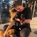 Ignacia Allamand Instagram – REMATE CERRADO!!! Muchas gracias ♥️♥️♥️♥️

¡Super mega híper remate a beneficio de @maitencilloadopta7257 !

Hola todos ¿Como están? 
Cómo les adelanté hace algunos días, con la @oliviaallamand_art queremos ayudar a @maitencilloadopta7257 que se encuentra en un momento crítico. 
La fundación se dedica a rescatar perros y cachorros en calidad de abandono y los cuida hasta encontrar un hogar definitivo, responsable, donde se les ame y se les esterilice, porque ese es el motivo principal que genera esta situación. Las personas no entienden que reproducir a sus perros es un acto de irresponsabilidad. Si tuviéramos esta conciencia, no existiría el problema. Asi de simple.
Entonces…. Para ayudar a cubrir los gastos de alimentación, vacunación, etc. 
Vamos a rematar estos dos prints firmados titulados “Conversación de perros” y “Perros y Hot dog” 
Miden 40 x 40 🐶♥️
El remate parte en $50.000 cada uno y puedes hacer tu oferta en los comentarios. ES MUY IMPORTANTE QUE DIGAS POR CUÁL DE LOS DOS ESTÁS OFERTANDO. Iremos actualizando la última oferta todo lo posible, pero ustedes pueden revisar también. Todo lo que se recaude será donado íntegramente a la fundación. Y además, se donará un 15% de toda la venta de prints de temática perruna hasta el 31 de julio. ¿Se entiende? 
Es fundamental que sigas nuestras cuentas para ofertar, y que te comprometas. 
El remate termina el domingo a las 23:59 😉
En el link de mi biografía puedes entrar a ver los otros prints de perritos que también participan, o directamente en la web www.oliviaallamand.com sección “Perros”. 
¿Que más? Solo personas de Chile, sorry por eso 🥲
Desliza para ver el detalle de los cuadros 😊
Gracias a todos.
Espero que se entusiasmen. 
Y no olviden tomar agüita ✌🏼