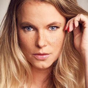 Ignacia Allamand Instagram - Esta soy yo
Pero no 
Pero sí
Pero no

No son mis ojos
No son mis pestañas 
No son mis pecas
No es mi pelo 
Y
Mi
Piel
No
Es
Perfecta 

Pero sí soy
Adentro

El brillo en la pupila
La ceja despeinada 
El hoyito de la pera 
Las uñas rojas
El colmillo
La sinapsis
La síntesis 
Los huesos
El dulzor 
Y la boca 

Es súper importante la boca para decir la verdad y dar besitos y morder los dedos de las manos. 
No olvidar.

¿Si cambio como me veo, cambia lo que soy?
¿Si cambia la manera en que me ven los demás, cambia lo que soy? 

Es bonito poder dejar de ser un ratito.
Alterar los colores.
Jugar a mutar.
Abrazar la vanidad.
Habitar otra posibilidad.
Creerse Irlandesa.
O Vikinga.
O Esquimal.
Y enamorarse un poco, pero poco.
Y después volver.

Ya sé
Ya sé
Ya sé
 
Me conocen.
A veces ando así.
Mañana se me pasa.
O no.
No sé si quiero que se me pase.
O sí.

Si saben cómo me pongo, pa que me invitan…

Ya shao.

Tomen agüita. 

Todas estas magias son posibles gracias a @edgardonavarroc @navarrohairstudio y su imaginación y talento infinito. La foto preciosa es de 
@corvi @danielcorvillonphoto 

#queendelmuchotexto
