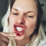 Ignacia Allamand Instagram – Boca con vino🍷💋 Autorretratos

Cosas que pienso: 
¿Habrá aumentado el consumo de vino per cápita este 2020?
¿Alguien más está aburrido? 
¿Como van con el encierro? 
¿Tomaron agüita hoy?
¿Cuando volverán a abrir los restaurantes para ir al Parnita?
¿Dónde dejé la pinza?

Los leo…