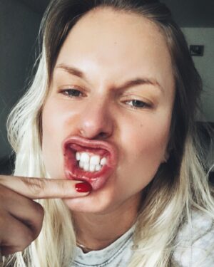 Ignacia Allamand Instagram - Boca con vino🍷💋 Autorretratos

Cosas que pienso: 
¿Habrá aumentado el consumo de vino per cápita este 2020?
¿Alguien más está aburrido? 
¿Como van con el encierro? 
¿Tomaron agüita hoy?
¿Cuando volverán a abrir los restaurantes para ir al Parnita?
¿Dónde dejé la pinza?

Los leo...