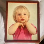 Ignacia Allamand Instagram - Feliz Día del niño a todos los niños y no niños y niñas y no niñas. Porque alguna vez lo fuimos. Y si tenemos suerte, todavía logramos serlo de vez en cuando. Miro esa foto que debe tener… 38 años… y no puedo dejar de pensar que hay algo de eso que sigue igual. Todavía no se que hacer con las manos. Todavía soy fan del platinado. La piel de mis muñecas y mis brazos sigue siendo igual de transparente. Se me siguen poniendo rojos los cachetes por comer cosas que seguro me dan alergia pero no quiero saber. Todavía a veces me quedo pegada pensando en ideas que después se me olvidan. Y sigo igual de terca. O peor. Definitivamente peor… Abrazo a todos. Tomen agüita. Linda semana la que se viene ♥️