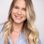Ignacia Allamand Instagram - Así como el bostezo, la sonrisa se contagia. Si miramos a los ojos y obtenemos esa respuesta, como magia la invitación está hecha. Si al contrario, el otro aparta la vista, queda claro que no quiere hacer contacto, aunque algun@s elijan insistir hasta incomodar. Desde niños el instinto nos protege. A veces la sonrisa de un extraño nos hace sentir a salvo y otras nos esconde tras las piernas de la mamá. Es una forma de interacción primitiva, inequívoca. Cuando la sonrisa es falsa se acusa, y si es honesta se agradece. Pero de repente estamos todos ocultos tras una mascarilla, barbijo, cubrebocas. Nos vemos privados de este lenguaje aprendido desde la cuna para proteger nuestra salud y la de los demás. Y empezamos a sonreír más con los ojos y a tener que adivinar el gesto tras la tela. Me pregunto si en las sociedades más machistas, cubrir la boca es una forma de aislar e impedir el contacto y rápidamente me respondo que sí. Y pienso en cuánto admiro a esas mujeres, capaces de entregar su mensaje y comunicarse sin esta herramienta tan poderosa. Mírame a los ojos si estás poniendo atención. Quita la vista si me rechazas. Ponlos en blanco en señal de ironía... Más que nunca, estos códigos toman relevancia al momento de decir sin hablar. Extraño sonreír en la calle, en la cafetería, cuando veo un perrito. En realidad no, echo de menos lo que se produce cuando se hace cómplice. Por eso estoy aprendiendo a sonreír en las fotos, para suplir. Siempre me ha resultado más cómoda la mirada de chica ruda, no se por qué. Me cuentan porfa si está funcionando o tengo que seguir practicando 😂 Quiero aclarar, antes que empiecen las pataletas, que soy pro mascarilla y que la uso siempre. No es una invitación a rebelarse ni menos un apoyo a los egoístas que se niegan a ese esfuerzo mínimo por pura maña. Distinto me pasa con las burkas y las formas de represión, pero esa es harina de otro post 😜 Abrazo a todos. Los invito a ponerle onda a hablar con la mirada, así no perdemos la nobleza de la comunicación no verbal y seguro aprendemos algo por el camino. Y a tomar agüita. Obvio. #queendelmuchotexto