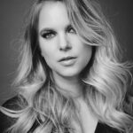 Ignacia Allamand Instagram - Hola todos. Les debía esta fotito desde hace rato. Me la sacó la @lanat_studio Pelo y make up @davidmakeup Yo la puse en blanco y negro. Porque así ando… Monocromática Monótona Monotemática Monosilábica Monógama Monoteísta Monorrítmica Monopólica Monica Bellucci Monster inc Mondrian Monet Moldavia Montaditos Monjita Moneda Monzón ¿Les pasa? ¿O solo a mi? Las opiniones vertidas en este post son de exclusiva responsabilidad del monstruo que vive en mi cabeza. Los quiero. Tomen agüita. Buena semana.