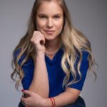Ignacia Allamand Instagram - Este año cumplo 40 (No hoy 🤣) Los nuevos 30. Cómo ahora vivimos más, somos jóvenes más tiempo... ¡Que suerte! Cuando lo digo, siento orgullo. Amo mi edad y las vivencias que he coleccionado. Pero cuando me escuchan, responden ¡No se nota! Y lo loco, es que igual algo en mi aprendizaje hace que se me infle el pecho. Cómo si fuese mérito mío la genética. Odiamos las arrugas y nuestras canas nunca son “Sexy”. La gravedad es enemiga del poto y las pechugas, pero nunca escuché a un hombre decir que por esta fuerza se le está alargando el pene, símbolo máximo del orgullo patriarcal. Las tetas, si son grandes las queremos chicas, para que nos miren a la cara. Pero si son pequeñas, las hacemos enormes para ser vistas del todo. Si están caídas, algunas dicen orgullosamente “Fue la lactancia”. Pero si no, somos viejas y vamos por ese push up de 80 lucas. Y el poto: Redondo como emoji de durazno. Cuando chica era mínimo pero paradito, como Miss Reef. Ahora, si no es un globo terráqueo, no existe. Pero flaca igual eh, flaca y potona. Hoy desperté con un DM de un tipo contándome que con sus amigos habían concluido que soy la más rica. No sé en que universo paralelo los machitos piensan que queremos saber que somos objeto de sus pajas. ¿Pensarán que nos hace feliz que aprueben nuestra apariencia? Por si queda alguna duda, NO. No nos gusta cuando un desconocido nos ilumina con su calentura. “¿Entonces por que subes fotos a las redes y no te enojas por los comentarios?” 🙄 Primero, porque quiero. Y segundo, porque cuando lo hago, abro la puerta a mis seguidores a opinar, y aunque preferiría que el comentario no fuera sobre mi apariencia, lo veo como una muestra torpe de cariño. Pública. El DM calentón me parece un acto de violencia. Hace poco hice fotos nuevas. Al parecer esta me hace ver más joven “Como si tuvieras 10 años menos”. A mi me gusta, porque me cuesta sonreír cuando me fotografían y en esta me siento contenta. Me da esa vibra. Pero nadie me dice “Que feliz, sube esa”. Siempre es “Que joven”. Así que aquí está. Los invito a reflexionar. Y a tomar agüita si quieren verse jóvenes, como yo 😜 #queendelmuchotexto