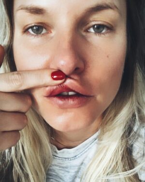 Ignacia Allamand Instagram - Boca con vino🍷💋 Autorretratos

Cosas que pienso: 
¿Habrá aumentado el consumo de vino per cápita este 2020?
¿Alguien más está aburrido? 
¿Como van con el encierro? 
¿Tomaron agüita hoy?
¿Cuando volverán a abrir los restaurantes para ir al Parnita?
¿Dónde dejé la pinza?

Los leo...