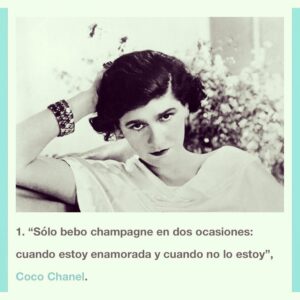 Ignacia Allamand Instagram - Hola amiguitos ¿Cómo están?
Este #throwbackthursday quiero hablarles sobre un tema muy relevante… la champaña. Corría el año 2011 y yo recién separada, recién desnutrida y recién pagada, me disponía a huir muy lejos cuando me crucé con esta frase de Napoleón “Champaña, en la derrota la necesito, en la victoria la merezco”. Por favor no empiecen que es cara y que soy curá y todas los intentos de insulto que se les ocurren cuando trato de contarles algo. Ya se que soy gozadora y también una privilegiada. Gracias.
Cuando leí esta frase, la amé. Este viaje era precisamente una mezcla entre ambas. 
Estaba derrotada por mi fracaso matrimonial, había renunciado a mi trabajo y a mi casa y a mis perras y a mis sueños. Pero también, tenía una maravillosa sensación de victoria. Había tenido el coraje de decir “No más” y recuperado mis territorios psicológicos, emocionales y corporales para empezar de nuevo. 
Nos hablan mucho sobre la fuerza que se requiere para terminar lo que se empieza, pero poco se dice de la valentía que se necesita para decir “Basta”.

La frase se convirtió en mi lema. Durante meses probé cuánta champaña, cava, espumante, prosecco, etc. Que se cruzó por mi camino. A veces acompañando carcajadas, y otras tantas, tantísimas, lágrimas. Pero si en algo tenía razón Don Napoleon, es que en ambos estados, fue una gran compañera. 
Con esto no estoy diciendo que ahoguen sus penas en alcohol (Aunque quien soy yo para juzgar). Ni tampoco que la única forma de celebrar es con una copa llena. Solo quise compartir un pedacito de algo. Un trocito de experiencia. Un cachito de vida que en algún minuto se veía feo y que con ayuda de tonteras cómo esta se fue llenando de anécdotas y transformándose en historias bonitas que contar. A veces las cosas más tontas son las que se quedan plasmadas en el recuerdo y lo que parecía fundamental, desaparece sin dejar rastro. 
Con el tiempo descubrí que don Napoleón no fue el único personaje célebre que dedicó sabiduría a este brebaje. Es un amor compartido entre muchos. A mi todavía no se me ocurre la frase perfecta, pero seguiré buscando. Por mientras, si quiere conocer más, deslice ➡️
#queendelmuchotexto 
Igual tomen agüita!!!!!