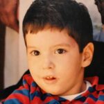 Ignacia Allamand Instagram - Hoy mi hermano Juan Andrés cumpliría 33 años. El 2003 nos dejó después de una vida luchando por recuperarse de un accidente que lo dejó con parálisis cerebral. Esto condicionó a mi familia para siempre, como a todos los que tuvieron la suerte de conocerlo. Jamás vi esta experiencia como una carga, al contrario. Haber tenido al Andy es uno de los regalos más preciosos que me ha dado el universo. Me cuesta compartir estas cosas. Duele. Pero quiero entregar este mensaje a quienes mantienen rencores hacia otros que en el fondo, aman. Personas que no se hablan con sus familiares hace años por temas de plata o faldas o cualquier otra tontera. Hace poco conocí a uno y ni siquiera fue capaz de explicarme por qué. Me contaba de su rabia pero yo solo oía pena. Ambos tenían 20 y pocos cuando pasó y desde entonces han afectado a toda su familia, que hace malabares para que nunca se topen. Para peor, los niños son educados en un ambiente donde odiar a tu hermano y guardar resentimiento contra otra persona es normal. No he podido dejar de pensar en eso. Estoy segura que cuando eliminas a alguien de esa forma es porque te importa, si no simplemente podrías ignorarlo y sentarte al otro lado de la mesa. Y cómo decía mi amada Carrie Fisher, el rencor es como tomarte el veneno y esperar que el otro muera. Muchos van a saltar diciendo que hay cosas que no tienen perdón y lo respeto. Creo que existen casos extremos donde cortar el vínculo es la única solución. Pero si eres de esas personas que lleva años enojada y en algún lugar de tu corazón sientes que ese sentimiento puede estar obsoleto, te invito humildemente a salir de la comodidad de odiar y considerar trabajarte, perdonar y perdonarte. El pasado no se puede cambiar, pero si se puede modificar el futuro que estás creando. Yo daría todo por saber cómo sería Juan Andrés hoy, por pasar 5 minutos más con él. Por estornudar y escucharlo explotar de la risa. Me pregunto siempre que series le gustarían, si cocinaría conmigo, si escucharía regueton o Lennon. Que la rabia no te quite el regalo del tiempo. En un segundo la vida cambia o se apaga y ya es demasiado tarde. Feliz cumpleaños mi 🐼 Nos volveremos a ver ✨ Tomen 💦