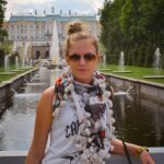 Ignacia Allamand Instagram – Este es un recuerdo de cuando fui a San Petersburgo en busca de los ancestros de Cumbia Andreievna Zarina de Bitchlanding de la Dinastía Romanov, Tsaritsa Boyarda y heredera directa de Catalina la Grande y de la orden de San Vladimir 👑

Durante esta travesía pude descubrir que Cumbia desciende de un linaje de perras consortes compañeras discretas de la emperadora, quien como saben (Y si no googleen) fue una princesa que llegó a Rusia toda pava a casarse con el heredero del trono y básicamente se quedó con todo el pastel y gobernó durante 35 años. 

Feminista, intelectual, liberal, también era conocida por la corte como la “Catadora de amantes” (Eellaaaaaaaa) y aunque llevó al imperio Ruso a convertirse en la potencia hegemónica del Este de Europa, con el tiempo ha quedado claro que la iñora dejó, como dice su nombre, la grande. 

Hasta ahí con la clase de historia. 
#profechaopez 🤓

El palacio que se ve al fondo es el Palacio Grande de Peterhof, también conocido como el “Versalles Ruso” uno de los lugares más impresionantes que he visitado en mi vida. Jardines, fuentes, más palacios y más jardines y más fuentes, y también salones cubiertos de oro y ámbar. En realidad es una “ciudad” creada por Pedro el Grande, dónde todo es grande 🙄 (¿Alguna carencia Don Pedro? 😜🤴🏼)

Yo honestamente veo la foto y lo único que pienso es “¿Donde cresta habrá quedado ese pañuelo? Era más lindo…” “¿Y mi swatch?¿Estará por ahí en alguna cajita en alguna bodega de alguna vida antigua guardada?” 🤔

Besos a todos 😘
Tomen agüita💦

#tbt
#throwbackthursday
#queendelmuchotexto