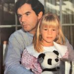 Ignacia Allamand Instagram – Algunas personas me preguntan si me pesa mi apellido, si me llevo bien con mi Papá o si fue difícil nacer en una familia con pensamientos tan “conservadores”. La verdad, lo único que me pesa es no poder ver y abrazar a mi Papá tanto como quisiera. No solo nos llevamos bien, si no que sentimos una profunda admiración mutua y nos amamos con todo el corazón. Además, esa formación estricta de la que hablan no es más que otro prejuicio de personas que se sienten libres de mente pero en el fondo, están llenos de trampas. 
Fui criada con la libertad de tomar mis propias decisiones y el apoyo para pensar distinto y hacer mi propio camino. Jamás se me impuso nada, solo que no fuera indiferente y que encontrara mi manera de habitar el mundo. Y eso se lo agradezco a mi papá. 
También me preguntan si es difícil cuando me toca tragar comentarios de gente que cree que con sus insultos logran afectarme en algo. Y admito que cuando era más chica me dolía recibir violencia gratuita. Pero con el tiempo, he aprendido que a veces defender tus ideas, sobretodo si son impopulares, tiene un costo. Y que a veces ese costo lo paga tu entorno, porque es más vulnerable que tú. Así que ahora me da igual. Solo veo en esos mensajes la cobardía que oculta alguien que busca a una hija para tratar de herir, desde lo patético del anonimato, a un padre. Y vuelvo a agradecer a mi papá, porque desde chica me enseñó a poner el foco en lo importante, a evaluar de dónde vienen las cosas y tomar solo lo que me parece valioso. Además me da la oportunidad de defender a mi familia y bloquear idiotas. Y eso siempre se siente bien en el almita.
Feliz día a todos los papás. Se que no es una tarea fácil, menos en tiempos donde la masculinidad sana es algo que se está reformando y muchas veces ser un ejemplo en ese sentido es más difícil que lo que les reconocemos. Gracias por tratar. Por educarse. Por cuidar, apoyar y contener. Gracias por permitirse cambiar las formas obsoletas de paternidad y abrirse a nuevas maneras de conexión con sus hijos. Abrazo de corazón a todos ustedes. Menos a los que no pagan la pensión. Esos que se vayan a la chucha. 
#queendelmuchotexto
Pd: Recuerden tomar agüita ☺️