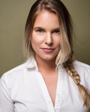 Ignacia Allamand Instagram - Ignacia de la Tormenta de la Casa Targaryen, La Primera de su Nombre, Reina de los Ándalos, los Rhoynar y los Primeros Hombres, Señora de los Siete Reinos, Khaleesi del Gran Mar de Hierba, La que no Arde, Protectora del Reino, Rompedora de Cadenas, Madre de Dragones, Señora de Rocadragón, Reina de Meereen, Yunkai y Astapor, Hija del Dragón, Reina de Dragones.

En verdad soy solamente yo con una trenza pero ando muy pegada leyendo el quinto libro de GOT y no se me ocurrió ninguna otro texto para presumir esta foto preciosa que me sacó @lanat_studio y como soy la #queendelmuchotexto me robé estos títulos esperando pasar piola 😜
El make up no make up es de @davidmakeup 🔥

Que el padre, el guerrero, el herrero, la madre, la doncella, el smith, la anciana y el extraño los protejan y los hagan tomar agüita. 

Sepan perdonar lo nerd 🤓
Besitos 😘
Buena semana ✌🏼