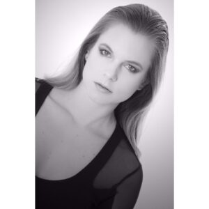 Ignacia Allamand Instagram - Throwback #2018 a esa vez que me creí vampiresa haciendo fotos para mi book y @palimusica me hizo el mejor make up y wet look hair de la vida. Las fotos son de @martinazul_ ♥️ 
La ganadora del concurso amuletos 2020 ya sabe que ella ganó... o sea que si no te hemos avisado, no ganaste 😂 Publiqué su nombre en mis stories ayer y la próxima semana ¡¡Ya viajan los amuletos a regiones!! Me pone muy contenta poder mandarlos fuera de Stgo... siento que muchas veces las personas de provincia  quedan fuera de estas cosas... ¿Que más?
¡Ah! Les voy a dar un consejo (Aunque nadie me lo haya pedido) Cuando con la @oliviaallamand_art decidimos hacer el concurso, elegimos regalar 2 amuletos y no solamente 1 por una razón muy importante: Los amuletos van cargados de energía y es fundamental que esta circule...
Si yo quiero abundancia en mi vida, tengo que funcionar desde ahí y SER eso que quiero... ¿Y que manera más real que regalando algo a otro? Especialmente si es algo que yo quisiera para mi... Quien se sabe abundante no acapara porque confía en que todo siempre va a llegar naturalmente. Si por ejemplo, quiero protección, al entregar eso mismo que deseo, estoy moviendo la energía para que fluya en todos los sentidos.
La gran mayoría de quienes concursaron nos dieron razones para quedarse con ambos amuletos, sin pensar en la posibilidad de entregarlo a otra persona, a otra casa. Esto no está mal, pero no cumple con el objetivo de que se produzca el movimiento. Cuando algo está lleno, no puede llegar nada más porque no cabe nada más... 
Entonces, si están sintiendo que están estancados y que no llega a sus vidas toda la abundancia o amor o lo que sea que sienten que necesitan (Y sin duda merecen, porque todos lo merecemos) pongan atención a si están dejando espacio para recibir eso que tanto anhelan, o están tan apegados a todo que nada puede fluir. Y también a si están predicando con el ejemplo. Recibir es también compartir, yo tuve la suerte que me lo enseñaron en el jardín pero nunca es tarde para aprenderlo 🤪 
Abrazo a todos, tomen agüita... y si se portan bien, tal vez hagamos otro concurso pronto 😜🥰♥️ #throwbackthursday