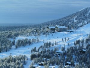 Iina Kuustonen Instagram - Kaupallisessa yhteistyössä @pyhaskiresort kanssa🤍

Pääsiäisloma taivaassa! Pyhälle on juuri avattu Kultakeron uudet huoneistot ja pääsin asumaan Taivas-nimiseen kämppään, jossa on allas ulkona näissä maisemissa. Majoitukset on keskellä rinnettä ja laskemaan pääsee suoraan ovelta. Taivas todellakin!

Kiitos Pyhä❤️

#pyhätunturi 
#pyhäluostonkansallispuisto 
#kultakero 
#pore
#lempipaikka