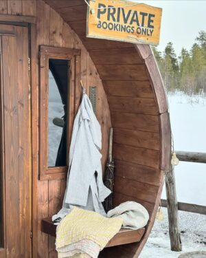 Iina Kuustonen Instagram - Kaupallinen yhteistyö ihanan @lapuankankurit kanssa🤍

Lapuan kankureiden tuotteet ovat olleet mun lemppareita aina! Olemme mun parhaan kaverin kanssa antaneet toisillemme synttärilahjaksi Lapuan kankureiden pyyhkeitä jo lukiovuosista asti. Se on paras lahja! Pellavapyyhe on kätevä matkoilla ja avantouinnissa, koska se menee pieneen tilaan ja kuivuu nopeasti. Ja ne ovat kauneimpia pyyhkeitä, mitä olen nähnyt!

Kävin Lapissa tynnyrisaunassa ja avannossa tunturipurossa ja mukana oli lempipyyhe ja kylpytakki.

Rakastan luonnonmateriaaleja: pellavaa ja villaa, ja tykkään erityisesti siitä kun tuotteiden takana on tarina. Inspiraatio kauniisiin tekstiileihin tulee Suomen karusta ja puhtaasta luonnosta. 

Lapuan kankurit on perheyritys ja tuotteet kudotaan vastuullisesti ja ympäristöä kunnioittaen.

Kiitos @lapuankankurit 🤍

#lempikylpytakki
#lempipyyhkeet
#perheyritys
#kotimainen
#kutomo
#pohjoinendesign
#lapuankankurit