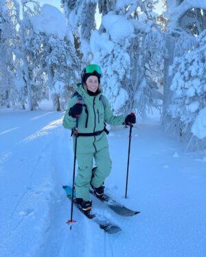 Iina Kuustonen Instagram - Kaupallinen yhteistyö @pyhaskiresort kanssa🤍

Pyhä-Luoston kansallispuisto on yksi mun lempipaikoista maailmassa. Luonnon rauha ja kauneus siellä on hyvin erityistä. 

Tunturiin pääsee myös helposti Pyhän majoituksesta, joka on keskellä rinnettä. 

Jonkun mielestä ehkä järjetöntä kiivetä tunti tunturiin -20 asteen pakkasessa, syödä huipulla eväitä, laittaa kamat valmiiksi ja laskea minuutin alas. Mutta mun mielestä ihan parasta!

@pyhaskiresort 
#pyhäluostonkansallispuisto 
#vapaalasku
#lappi