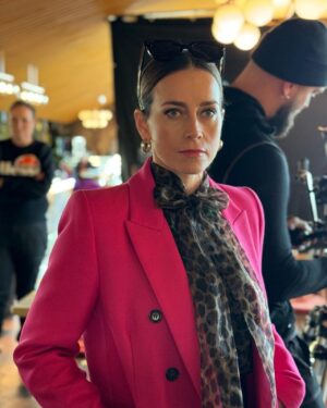 Iina Kuustonen Instagram - Kiitos taas yhdestä seikkailusta!

📸: @mikkoleppilampi

@yellowfilmtv 
@tairaksi 
@kaisapatila 
@jennieemeli 
@_ninna.p_