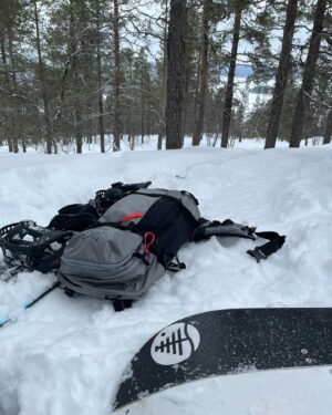 Iina Kuustonen Instagram - Ylöspäin kiivetessä mietin, että tässä harrastuksessa ei ole mitään järkeä. Sen verran raskasta oli jyrkkä nousu metrin syvyisessä lumessa. Mutta alaspäin puuteria laskiessa nauroin ääneen kun oli niin ihanaa!

#vapaalasku
#split 
#lappi