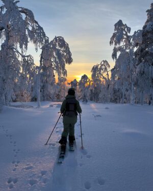Iina Kuustonen Instagram - Kaupallinen yhteistyö @pyhaskiresort kanssa🤍

Pyhä-Luoston kansallispuisto on yksi kauneimmista paikoista, mitä tiedän. Kannatti taas kiivetä tunturiin! Aina se kannattaa🩵

#pyhäluostonkansallispuisto 
#vapaalasku 
#split 
#lappi 
#suomenluonto
