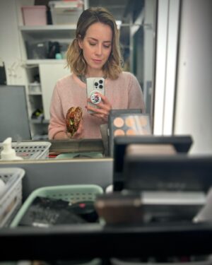 Iina Kuustonen Instagram - Kaupallinen yhteistyö ja alekoodi / @resqclub 🤍

Tämä ihana palvelu on pelastanut mun kuvauspäivien eväät! Tykkään tehdä itse ruoat töihin mukaan, mutta silloin kun en ehdi, turvaudun tähän. ResQ Club -appilla katson mistä mun lähiravintoloista tai kahviloista on menossa ruoka-annoksia hukkaan, ostan tuotteet alehinnalla ja nappaan mukaan matkalla töihin!

ResQ:n käyttäjät pelastavat joka ikinen päivä 10 000 ruoka-annosta päätymästä roskiin. Annokset ovat edullisia, joten voi itse säästää samalla kun saa hyvän mielen ja herkkuruoan.

Tällä kertaa vein hävikin pelastamisen vielä pidemmälle kun tein noutamieni pullien jämistä kotona köyhiä ritareita. (Maku oli parempi kuin ulkonäkö).

Oletko ostanut hävikkiruokaa? Jos et ole vielä kokeillut ResQ Clubia, lataa sovellus app.resq.club/Iina. Lisää koodi SGY-323 rekisteröitymisen yhteydessä niin saat -50% ensimmäisestä annoksestasi. Koodi lisätään klikkaamalla ”Asetukset” ja ”ResQ-koodit”.

#hävikkiruoka 
@resqclub 
#resqclub
#maskibussi
#kuvaukset