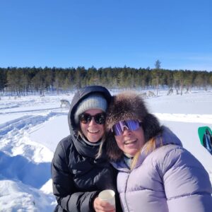 Iina Kuustonen Instagram - Mun ystävä opiskelee Saamelaisalueen koulutuskeskuksessa luontolinjalla ja mulla oli vapaapäivä kuvauksista kun heillä oli poronhoidon koulutusta. Pääsin mukaan Angeliin Norjan rajalle porotilalle opiskelemaan poronhoitoa päiväksi. Kiitos vieraanvaraisuudesta ja ihanasta päivästä, sekä porot että ihmiset❤️

@sogsakk_ 
@annika.aurinko 
#poronhoito 
#angeli