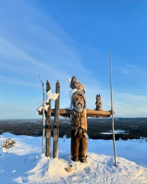 Iina Kuustonen Instagram - Kaupallinen yhteistyö @pyhaskiresort kanssa🤍

Nousin ensimmäistä kertaa huipulle ilman lautaa tai suksia! Tärkeää, että tuolihissillä pääsee tunturiin nauttimaan maisemista, vaikka ei olisi koskaan lasketellut.

Pyhällä on myös todella hyvät lasten rinteet, vuokraamot ja mahdollisuudet kokeilla lajeja ensimmäistä kertaa. 

Täällä olen itse opetellut laskemaan ja opettanut myöhemmin myös omat lapset. Laskeminen on ollut tärkeä harrastus mulle jo 5-vuotiaasta lähtien ja se on tuonut mut tunturiin. Siitä olen aina kiitollinen.

#perherinne 
#yhteinenharrastus 
#pyhätunturi