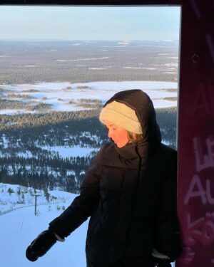 Iina Kuustonen Instagram - Kaupallinen yhteistyö @pyhaskiresort kanssa🤍

Nousin ensimmäistä kertaa huipulle ilman lautaa tai suksia! Tärkeää, että tuolihissillä pääsee tunturiin nauttimaan maisemista, vaikka ei olisi koskaan lasketellut.

Pyhällä on myös todella hyvät lasten rinteet, vuokraamot ja mahdollisuudet kokeilla lajeja ensimmäistä kertaa. 

Täällä olen itse opetellut laskemaan ja opettanut myöhemmin myös omat lapset. Laskeminen on ollut tärkeä harrastus mulle jo 5-vuotiaasta lähtien ja se on tuonut mut tunturiin. Siitä olen aina kiitollinen.

#perherinne 
#yhteinenharrastus 
#pyhätunturi