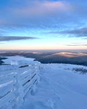Iina Kuustonen Instagram - Kaupallinen yhteistyö @pyhaskiresort kanssa🤍

Nousin ensimmäistä kertaa huipulle ilman lautaa tai suksia! Tärkeää, että tuolihissillä pääsee tunturiin nauttimaan maisemista, vaikka ei olisi koskaan lasketellut.

Pyhällä on myös todella hyvät lasten rinteet, vuokraamot ja mahdollisuudet kokeilla lajeja ensimmäistä kertaa. 

Täällä olen itse opetellut laskemaan ja opettanut myöhemmin myös omat lapset. Laskeminen on ollut tärkeä harrastus mulle jo 5-vuotiaasta lähtien ja se on tuonut mut tunturiin. Siitä olen aina kiitollinen.

#perherinne 
#yhteinenharrastus 
#pyhätunturi