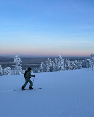 Iina Kuustonen Instagram - Kaupallinen yhteistyö @pyhaskiresort kanssa🤍

Pyhä-Luoston kansallispuisto on yksi kauneimmista paikoista, mitä tiedän. Kannatti taas kiivetä tunturiin! Aina se kannattaa🩵

#pyhäluostonkansallispuisto 
#vapaalasku 
#split 
#lappi 
#suomenluonto