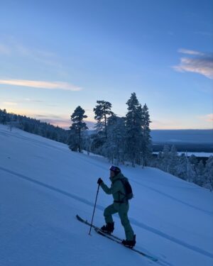Iina Kuustonen Instagram - Kaupallinen yhteistyö @pyhaskiresort kanssa🤍

Pyhä-Luoston kansallispuisto on yksi kauneimmista paikoista, mitä tiedän. Kannatti taas kiivetä tunturiin! Aina se kannattaa🩵

#pyhäluostonkansallispuisto 
#vapaalasku 
#split 
#lappi 
#suomenluonto