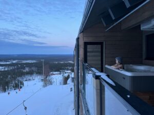 Iina Kuustonen Instagram - Kaupallisessa yhteistyössä @pyhaskiresort kanssa🤍

Pääsiäisloma taivaassa! Pyhälle on juuri avattu Kultakeron uudet huoneistot ja pääsin asumaan Taivas-nimiseen kämppään, jossa on allas ulkona näissä maisemissa. Majoitukset on keskellä rinnettä ja laskemaan pääsee suoraan ovelta. Taivas todellakin!

Kiitos Pyhä❤️

#pyhätunturi 
#pyhäluostonkansallispuisto 
#kultakero 
#pore
#lempipaikka