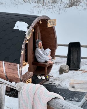 Iina Kuustonen Instagram - Kaupallinen yhteistyö ihanan @lapuankankurit kanssa🤍

Lapuan kankureiden tuotteet ovat olleet mun lemppareita aina! Olemme mun parhaan kaverin kanssa antaneet toisillemme synttärilahjaksi Lapuan kankureiden pyyhkeitä jo lukiovuosista asti. Se on paras lahja! Pellavapyyhe on kätevä matkoilla ja avantouinnissa, koska se menee pieneen tilaan ja kuivuu nopeasti. Ja ne ovat kauneimpia pyyhkeitä, mitä olen nähnyt!

Kävin Lapissa tynnyrisaunassa ja avannossa tunturipurossa ja mukana oli lempipyyhe ja kylpytakki.

Rakastan luonnonmateriaaleja: pellavaa ja villaa, ja tykkään erityisesti siitä kun tuotteiden takana on tarina. Inspiraatio kauniisiin tekstiileihin tulee Suomen karusta ja puhtaasta luonnosta. 

Lapuan kankurit on perheyritys ja tuotteet kudotaan vastuullisesti ja ympäristöä kunnioittaen.

Kiitos @lapuankankurit 🤍

#lempikylpytakki
#lempipyyhkeet
#perheyritys
#kotimainen
#kutomo
#pohjoinendesign
#lapuankankurit
