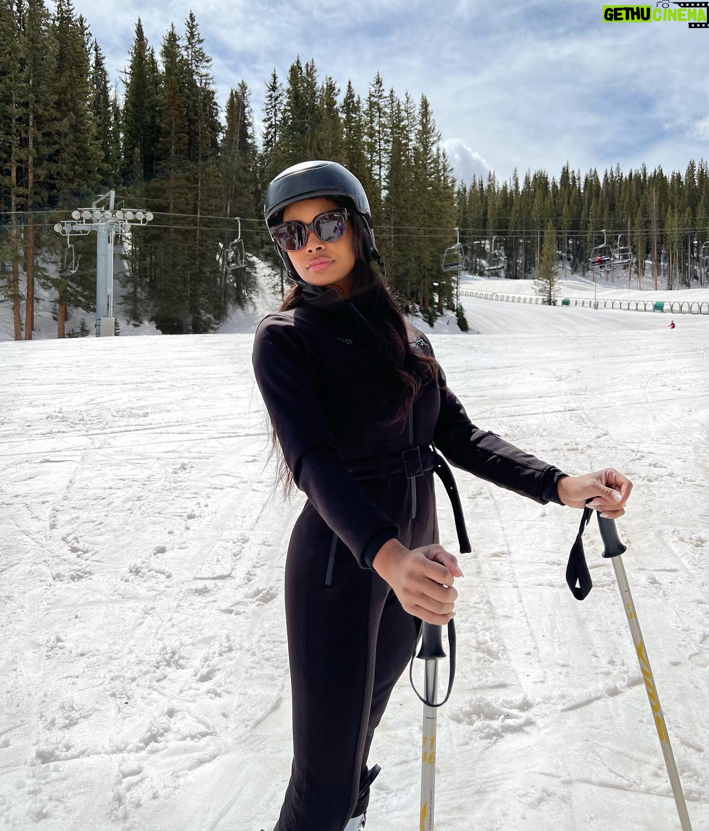 Ika Wong Instagram - My first time skiing 🏔️⛷️❄️