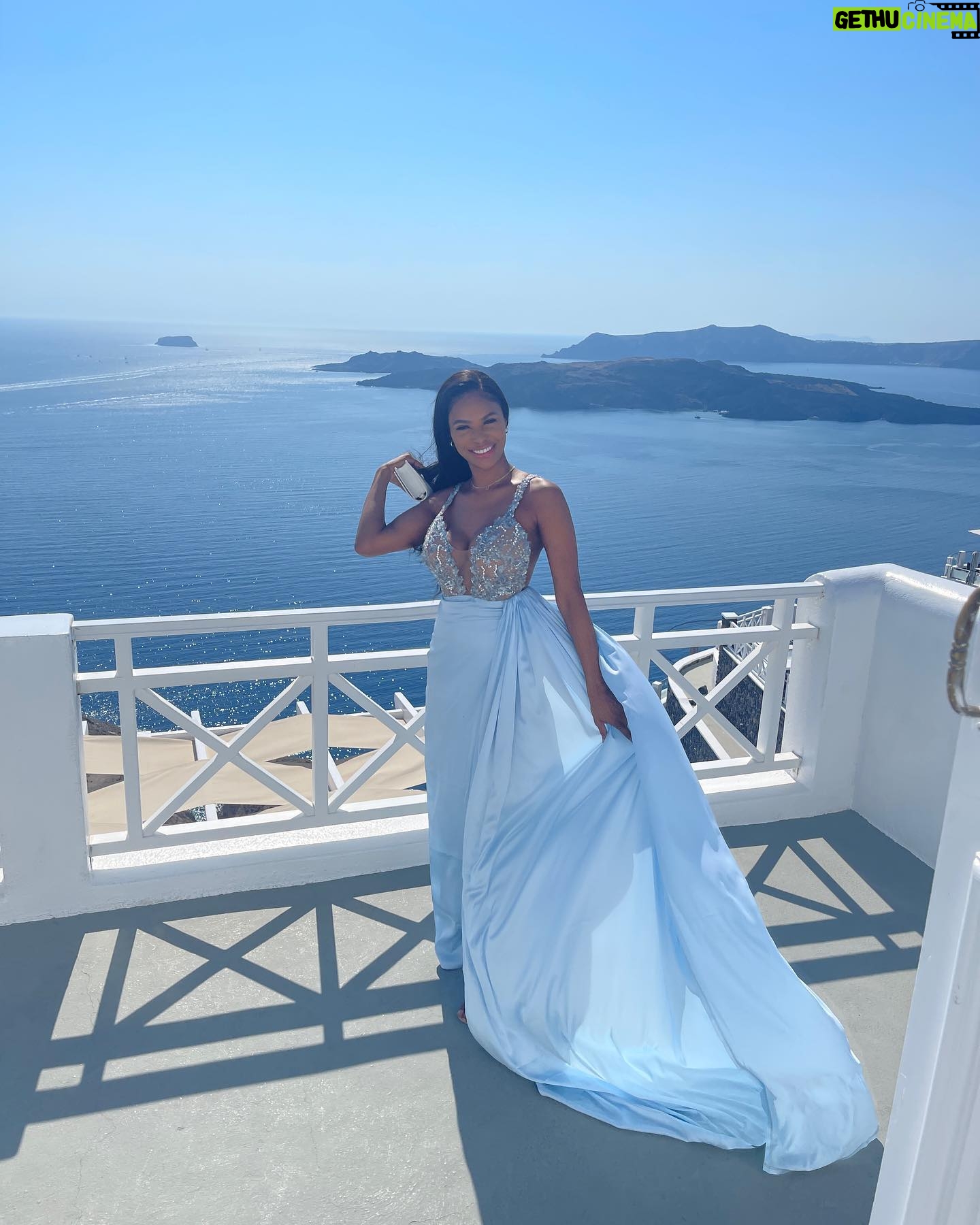 Ika Wong - 17.5K Likes - Let’s go back to 🇬🇷💙
#greece #santorini