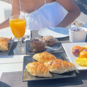 Ika Wong Instagram - Good morning from our second home 🇬🇷

#greece #santorini #travel