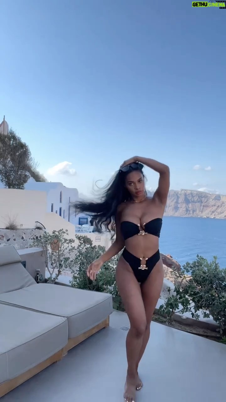 Ika Wong - 10.2K Likes - What colour is your fav 🖤 or 🤍
#santorini #greece
