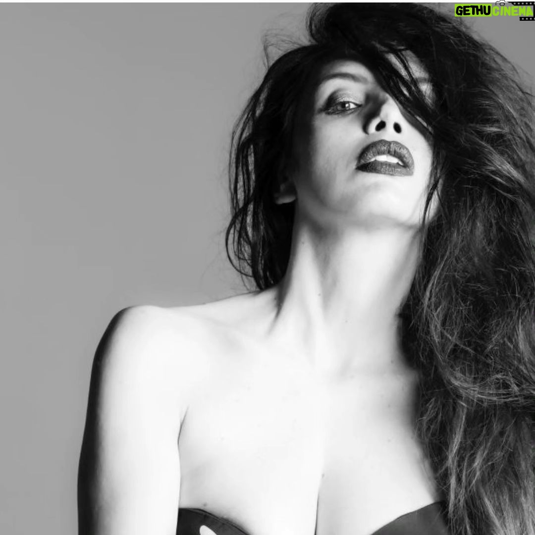 Ilenia Pastorelli - 6.4K Likes - Generazione piena di foto lanciate nel vuoto
Ho fatto pure la rima tiè