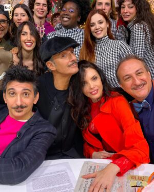 Ilenia Pastorelli Instagram - Io che: 🎶 apro gli occhi e ti penso, ed ho in mente te! 🎶

Quando @ileniapastorelli e #Tofu si incontrano, la hit è assicurata 🔥

#VivaRai2 #IleniaPastorelli