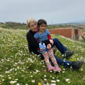 İlkay Akkaya Instagram - Bu sabah Naz ile beraber Ulamış’a baktık papatyalarla dolu bir tepeden. Naz ve ailesi Bursa’ya göçüyor yeni umutlarla dolu bir hayata. Mutluluk getirsin.