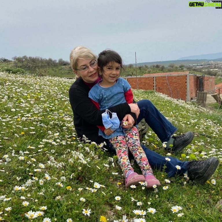 İlkay Akkaya - 11.2K Likes - Bu sabah Naz ile beraber Ulamış’a baktık papatyalarla dolu bir tepeden. Naz ve ailesi Bursa’ya göçüyor yeni umutlarla dolu bir hayata. Mutluluk getirsin.