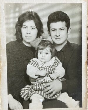 İlkay Akkaya Instagram - Babacığım gideli 17 yıl oldu. O; soğuk kış sabahlarında yanan gürül gürül bir soba, kızarmış ekmek kokusu ve “Karadır Kaşların Ferman Yazdırır”. Bunları şimdi yan yana getirsek, onunla olduğu gibi olmaz. Yoksunluk budur işte. Çok özledim.