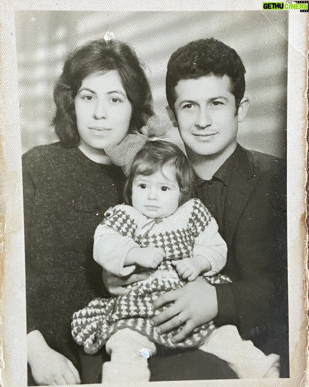 İlkay Akkaya - 8.7K Likes - Babacığım gideli 17 yıl oldu. O; soğuk kış sabahlarında yanan gürül gürül bir soba, kızarmış ekmek kokusu ve “Karadır Kaşların Ferman Yazdırır”. Bunları şimdi yan yana getirsek, onunla olduğu gibi olmaz. Yoksunluk budur işte. Çok özledim.