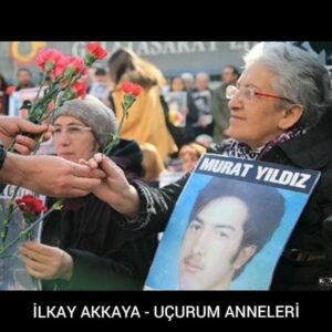 İlkay Akkaya Instagram - Bizim Annelerimiz İki Uçurum Arasında
Doğurdu Bizi
Gözlerinde Ve Göğüslerinde
Eski Yüklerin Dikenli İzleri
Sorsak Onlara Nasıl Acıtır Dikenin İzi
Ki Yeniden Doğururlar Gülerek Bizi
Bizim Annelerimiz Kirli Bir Hayat
Temiz Ekmeklerle Büyüttü Bizi
.
.
#cumartesianneleri #annelergünü #şarkı #şarkısözleri #ilkayakkaya #ucurumanneleri